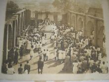 Festa nas ruinas de uma Igreja anos 1940.
